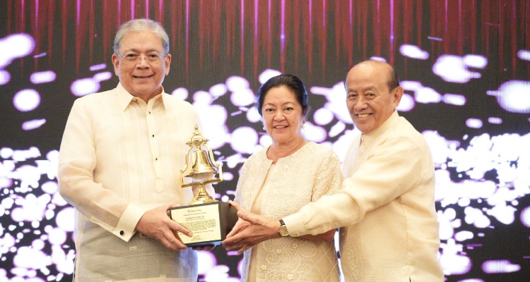 GMA Network: award of excellence for Gilberto R. Duavit, Jr.